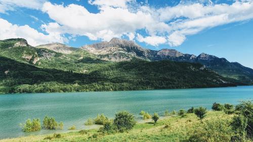a view of a lake with mountains in the background at Peña Sabocos, apartamento turístico Panticosa in Panticosa