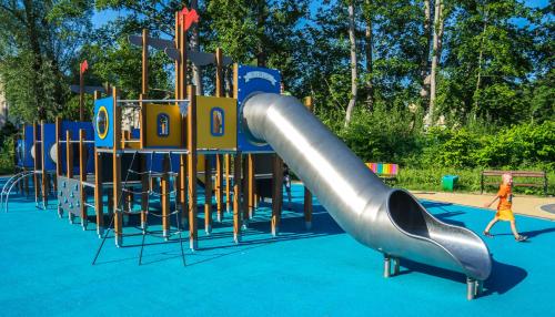 plac zabaw ze zjeżdżalnią w parku w obiekcie Zacisze Sosnowe w Łazach