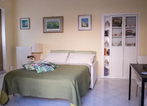 una camera con un letto e una coperta verde di Villa Anna a Vietri