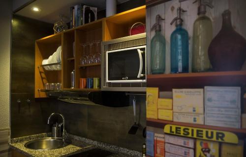 サラマンカにあるMy Home in SALAMANCAのキッチン(シンク、電子レンジ付)
