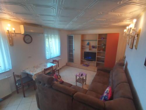 sala de estar con sofá y mesa en Apartment Mara, en Ankaran