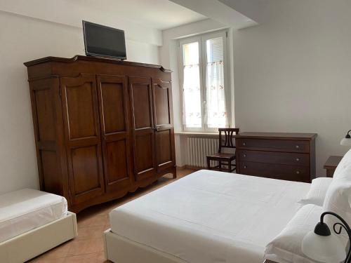 una camera con un letto e un armadio con una televisione di B&B Giulia a Parma