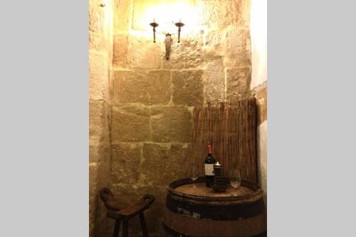 Zimmer mit einem Fass und einer Flasche Wein in der Unterkunft Petit Paradis, 1 bedroom house in Sommières