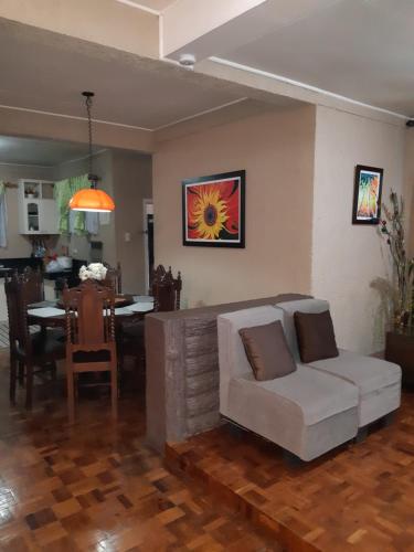 salon z kanapą i jadalnią w obiekcie Zya 3BR A-House w mieście Baguio