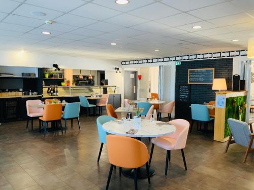 Kuchyň nebo kuchyňský kout v ubytování Hotel Restaurant l'Eskemm St Brieuc-Trégueux