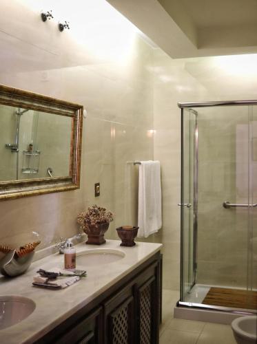 a bathroom with a sink and a shower at Quinta do Regalo in Coimbra