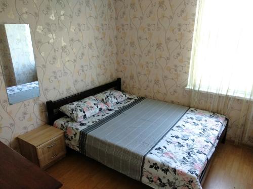 Habitación pequeña con cama y ventana en Садиба у затишку en Svityazʼ