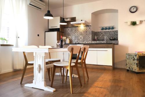 uma cozinha com uma mesa branca e cadeiras em Pretty little thing called Teranino em Pula