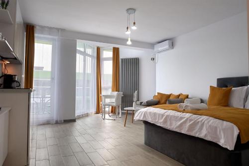 Un pat sau paturi într-o cameră la Sunrise King Studio Spa n Pool Beach resort