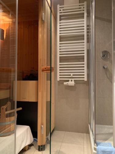 W łazience znajduje się prysznic ze szklanymi drzwiami. w obiekcie Chalet Augustine Hinterglemm Zentrum w Saalbach Hinterglemm