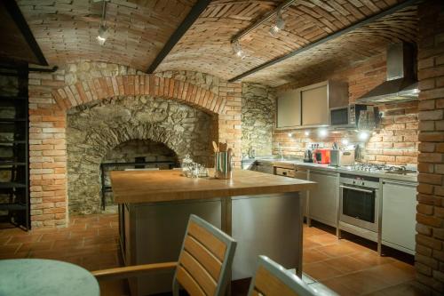 沙托夫的住宿－Exklusives Landhaus，一间砖墙厨房; 石炉