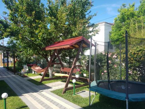 un parco giochi con gazebo e altalena di Casa Sunshine a Vama Veche