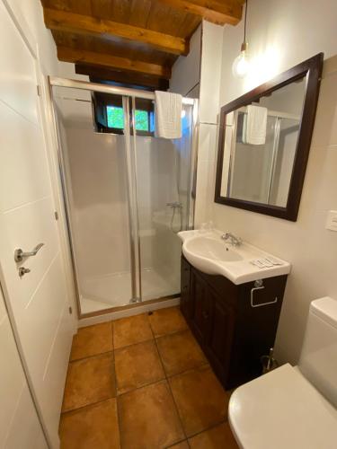 Ванна кімната в Apartamentos Rurales Playas De Niembro