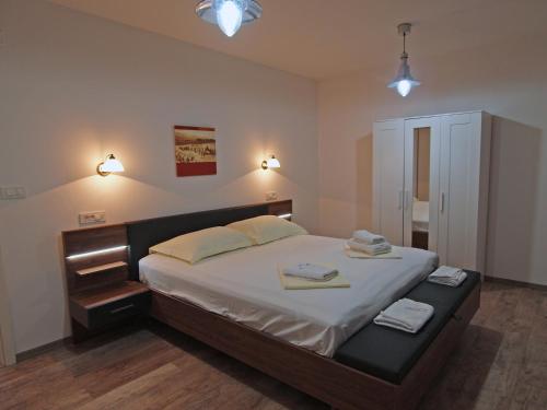 a bedroom with a bed with two towels on it at Villa Papalina 3 in Barbat na Rabu