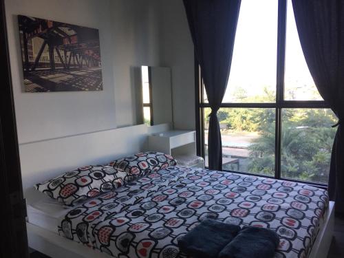 um quarto com uma cama e uma grande janela em the base em Udon Thani