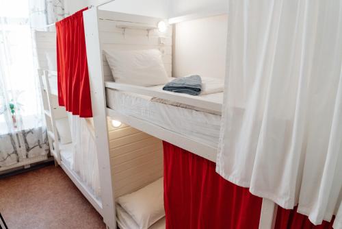 
Двухъярусная кровать или двухъярусные кровати в номере Белый Хостел 

