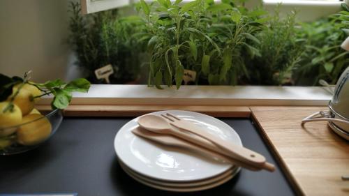 a plate with a phone on a table with plants at Botteghelle14 suites in Salerno