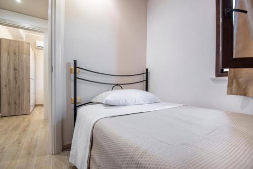 a bedroom with a bed with a white blanket at Casa del Marinaio House in Avola