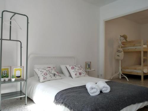 um quarto branco com dois bichos de peluche numa cama em APT Slow City Hostel em Pontevedra