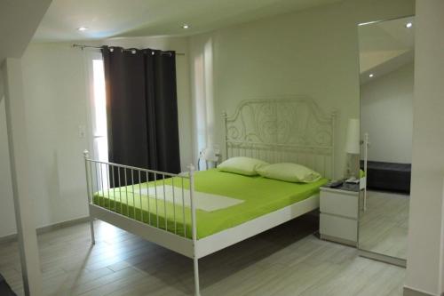 Кровать или кровати в номере Anthia House