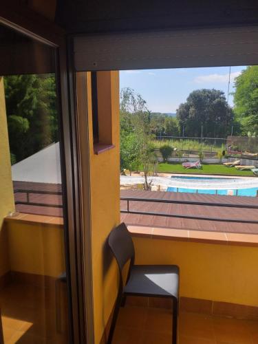 Výhľad na bazén v ubytovaní Hostal Sant Marçal alebo v jeho blízkosti