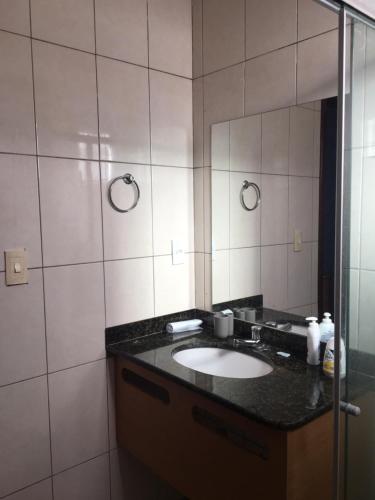 Een badkamer bij Cond Residencial Resort Pipa Chalés Triplex - Centro de Pipa