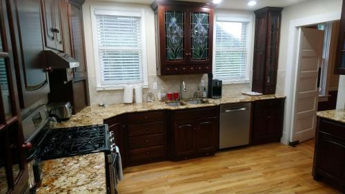 una cocina con armarios de madera y encimeras de granito en Governors Home en Cheyenne