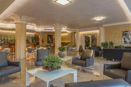 a lobby with chairs and tables in a building at Hotel Giulietta Romeo in Lazise