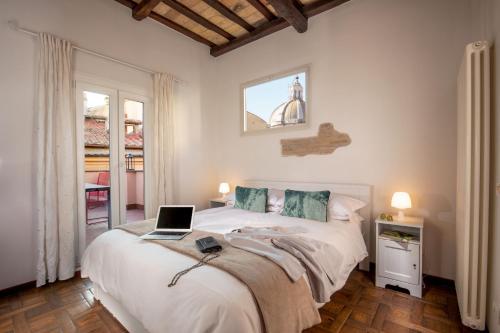 Kama o mga kama sa kuwarto sa The Right Place 4U Roma Navona Terrace Luxury Rooms