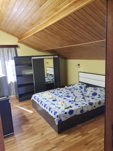 - une chambre avec un lit et un plafond en bois dans l'établissement Vila GABY Mangalia, à Mangalia