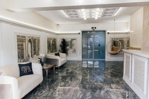 西尼亞克的住宿－HOTEL Баймонт，客厅配有白色家具和大理石地板