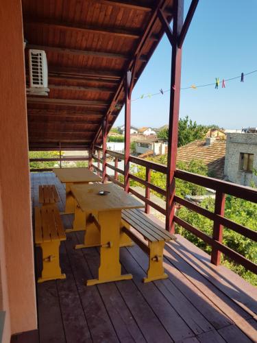 - une table de pique-nique sur le pont d'une maison dans l'établissement Vila GABY Mangalia, à Mangalia