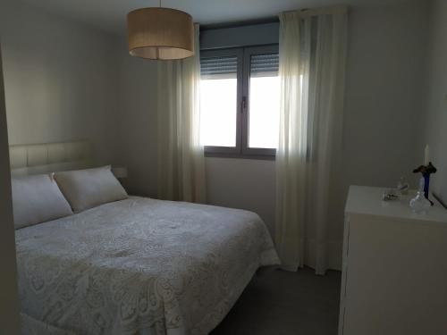 a bedroom with a bed and a window at Apartamento Duna Beach in Torrox