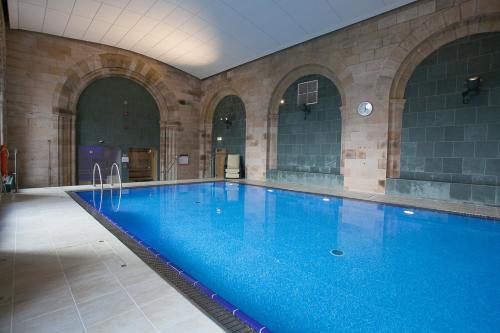 - une grande piscine dans un grand bâtiment dans l'établissement Loch Ness Moat House Apartments, à Fort Augustus