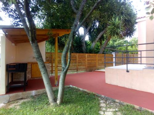 a house with a tree in the yard at Villa Lelova in Mitikas