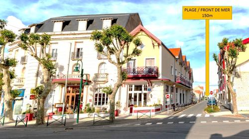 a city street with buildings and a street sign at LOGIS Hotel Majestic Chatelaillon Plage - La Rochelle in Châtelaillon-Plage