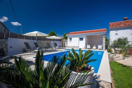 uma villa com uma piscina e uma casa em ADRIA-Holiday House with a beautiful pool in Krk em Kornic