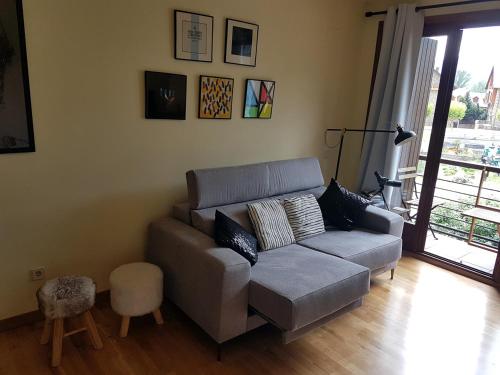 un soggiorno con un divano e un tavolo di Family Duplex Esterri a Esterri d'Àneu