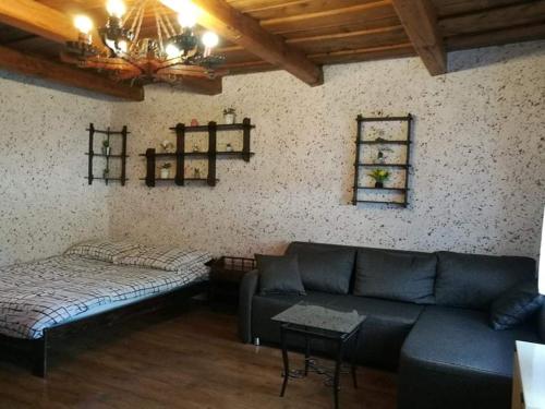 sala de estar con sofá y mesa en Panoráma Vendégház, en Golop