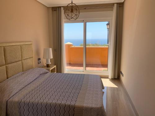 sypialnia z łóżkiem i widokiem na ocean w obiekcie Piso 3 dormitorios en Isla del Fraile Golf Resort con espectaculares vistas w mieście Águilas