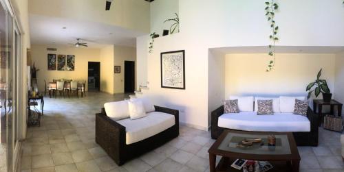 uma sala de estar com dois sofás e uma mesa em ARRECIFES HOUSE 100 meters from the beach em Cancún