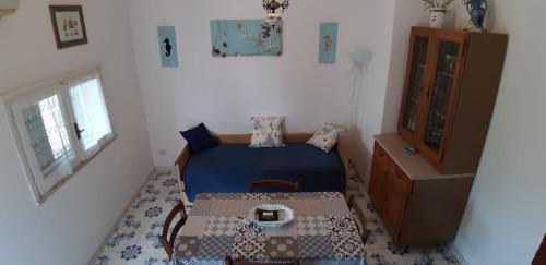 Un dormitorio con una cama y una mesa. en Villetta dei Limoni en Vulcano