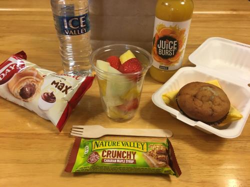 una mesa con algo de comida y bebida y una galleta en Mullacott Farm, en Ilfracombe