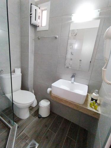 Bilik mandi di Thalassa Kai almira studios