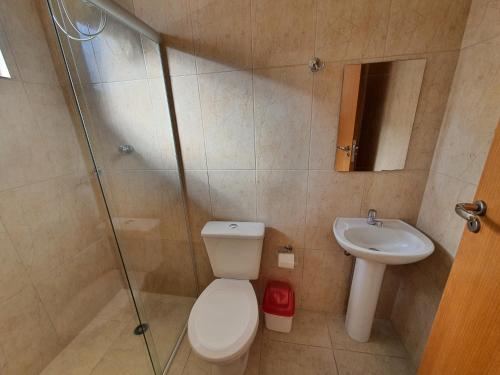 een badkamer met een toilet en een wastafel bij Hotel Garden Itaim in Sao Paulo
