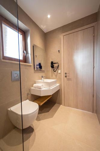 アフィトスにあるSamari Afitosのトイレと洗面台付きのバスルーム