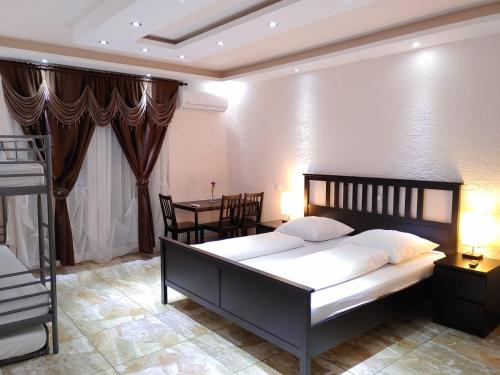 Una cama o camas en una habitación de Hotel Babylon am Europa-Park
