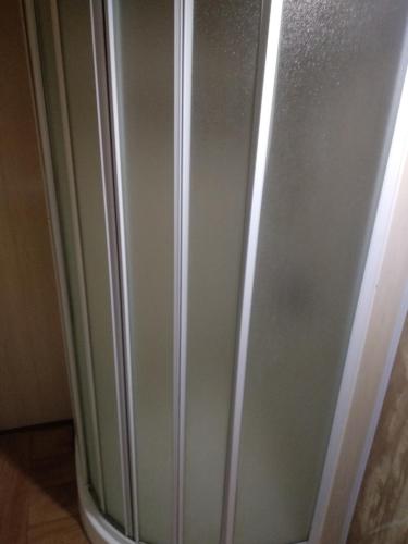 lodówka ze stali nierdzewnej w kuchni w obiekcie Будиночок у затишку w mieście Świtaź