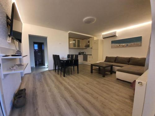 Televízia a/alebo spoločenská miestnosť v ubytovaní Apartman Bitunjac