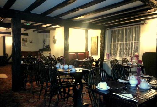 A restaurant or other place to eat at Riverside Hotel 